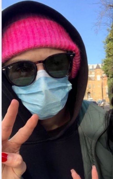 Harry Styles Beanie, Harru Styles, Harry Styles Sunglasses, Harry Styles Pink, Pink Beanie, Pink Beanies, Grunge Photography, Be A Nice Human, H Style