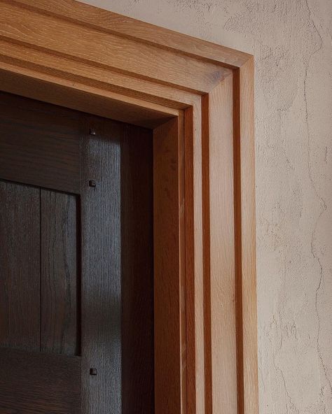 @jbmarchitect shared a photo on Instagram: “Raised pegs on flat panel expressed dark rift and quartered oak set within a cerused oak jamb and architrave molding A natural plaster wall…” • May 2, 2018 at 2:13pm UTC Wood Door Frame Design, Door Frames Designs, Architrave Door Frames Modern, Wooden Molding Design, Door Frames Ideas, Architrave Ideas, Architrave Door Frames, Door Frame Detail, Wooden Door Frames