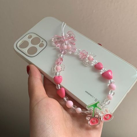 Diy Phone Case Design, Hair Tinsel, Phone Straps, Cute Gifts For Her, Bead Charms Diy, Beaded Necklace Diy, Phone Charms, Fancy Gifts, Jewelry Accessories Ideas