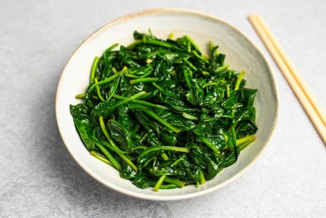 Chinese Stir-Fried Spinach With Garlic Is as Simple as It Is Delicious Seasoned Spinach, Stir Fry Spinach, Fried Spinach, Chinese Stir Fry, Garlic Spinach, Raw Spinach, Protein Nutrition, Baked Garlic, Vegan Burgers