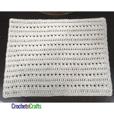 Knitted Placemats, Placemats Ideas, Table Mat Design, Crocheting Tutorials, Crochet Rectangle, Crochet Circle Pattern, Knit Tea Cozy, Crochet Placemat, Crochet Tea Cozy