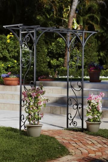 Garden Trellis Ideas for Radiant Garden Decoration Small Yard Patio, Trellis Arch, Arch Ways, Iron Pergola, Garden Trellis Ideas, Rose Arch, Garden Archway, Backyard Flowers Garden, Wall Trellis