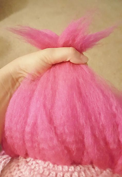 Trolls Hair Diy, How To Make A Yarn Wig, Diy Trolls Costume, Yarn Hair For Dolls, Yarn Wig Diy, Diy Troll Hair, Fiver Party, Princess Poppy Hair, Troll Doll Costume