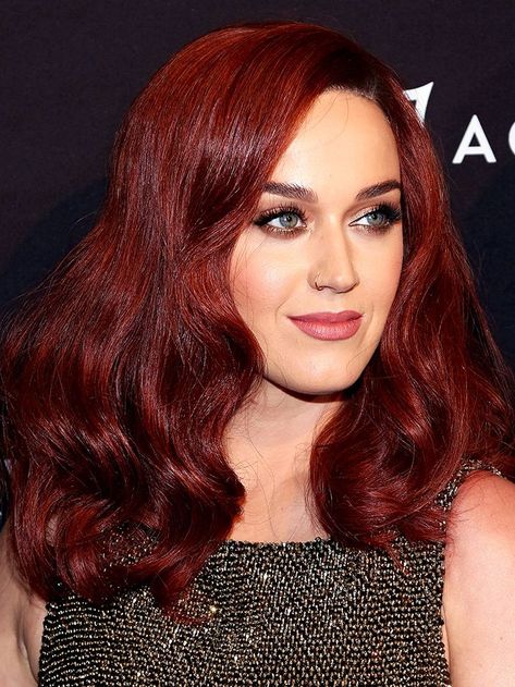 Thinking of transforming your locks to dark red or going a little deeper with your color? Check out 15 celebs with gorgeous red hair inside. Ronze Hair, Katy Perry Hair, Auburn Red Hair, Dark Red Hair Color, Shades Of Red Hair, Chestnut Hair, Chestnut Hair Color, Hair Color Burgundy, Dark Red Hair