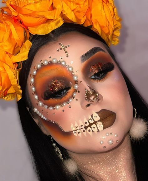 Mexican Catrina Makeup, Creative Fall Makeup Looks, Red Catrina Makeup, Catrina Makeup Half Face, Catrina Makeup Easy, Catrina Makeup Ideas, Easy Sugar Skull Makeup, Candy Skull Makeup, Mexican Makeup