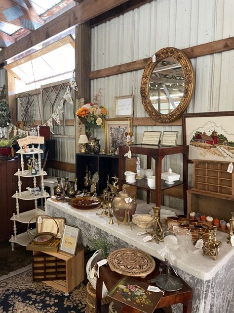 Vintage Market Table Display, Antique Pop Up Shop, Pop Up Vintage Shop Display Ideas, Vintage Market Display Booth Ideas, Vintage Pop Up Shop Display, Market Displays Booth Ideas, Vintage Pop Up Shop, Vintage Markets Display, Flea Market Displays