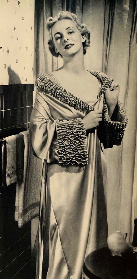 1930s Nightwear, Cable Girls, Dressing Gowns, Lounge Pajamas, Fashion History, Feminine Style, Night Dress, Fashion Lifestyle, Nightwear