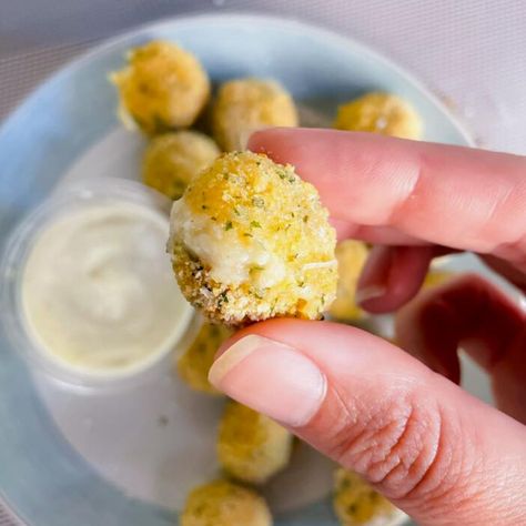 Air Fryer Mozzarella Balls: Easy and Delicious Air Fried Mozzarella Balls, Mozzarella Balls Air Fryer, Air Fryer Mozzarella Balls, Mozzarella Pearls Recipes, Italian Apps, Mozarella Balls, Garlic Balls, Mozzarella Balls Recipe, Air Fryer Mozzarella