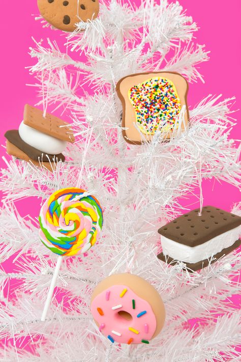 DIY Last Minute Dessert Ornaments Diy Candyland, Candy Decorations Diy, Diy Christmas Candy, Candy Christmas Tree, Candy Ornaments, Candyland Christmas, Food Ornaments, Candy Decorations, Candy Christmas Decorations