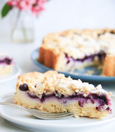 Blaubeer-Streuselkuchen mit Puddingcreme | whatinaloves.com Blueberry Crumble Cake, Homemade Cafe, Healthy Cheesecake, Gluten Free Cheesecake, Crumble Cake, Blueberry Crumble, Pudding Cake, Food Cakes, Cakes And More