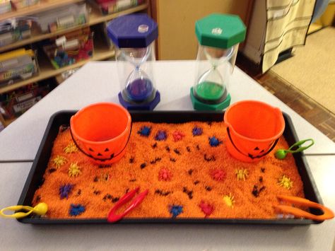 Malleable maths activity - Halloween. Use the variety of tweezers to pick up the different sized spiders and sort them in to the pumpkins before the timer runs out.  M_LDx Halloween Continuous Provision Eyfs, Halloween Continuous Provision, Continuous Provision Eyfs, Autumn Classroom, Maths Eyfs, Eyfs Maths, Maths Activity, Halloween Teaching, Reception Classroom