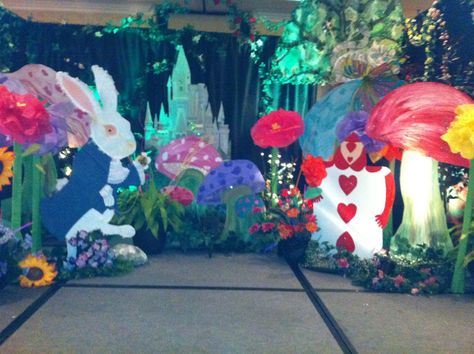 Alice in Wonderland theme Alice In Wonderland Photo Wall, Alice In Wonderland Party Ideas, Wonderland Party Ideas, Halloween Alice In Wonderland, Wonderland Decorations, Alice In Wonderland Decorations, Alice In Wonderland Tea Party Birthday, Alice Tea Party, Mad Hatter Party