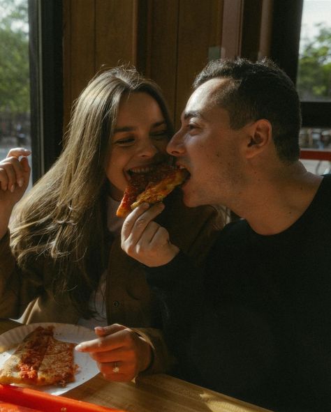 Retro pizza shop, city views, the subway, and a couple of cocktails. A true day in the life of lovers in Brooklyn. I literally couldn’t wait a second longer to share a few of the sneak peeks from Alexis + Vincent’s engagement session. They both really wanted their engagement photos to reflect the life they’ve built together and the things they enjoy doing together. The Memory Vault session package includes a moodboard and brainstorming call where we create a concept together and talk abou... Couple Eating Pizza Aesthetic, Pizza Parlor Photoshoot, Couple Pizza Photoshoot, Pizza Shop Engagement Photos, Pizza Engagement Pictures, Unusual Engagement Photos, Couple Eating Pizza, Pizza Couples, Retro Pizza