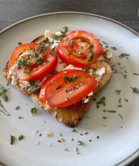 Healthy breakfast ideas breakfast inspos healthy low calory aesthetic Tomato And Cream Cheese, Toast With Cream Cheese, Cream Cheese Toast, Tomato Toast, Cheese Toast, Breakfast Toast, College Meals, Breakfast Idea, Tomatoes