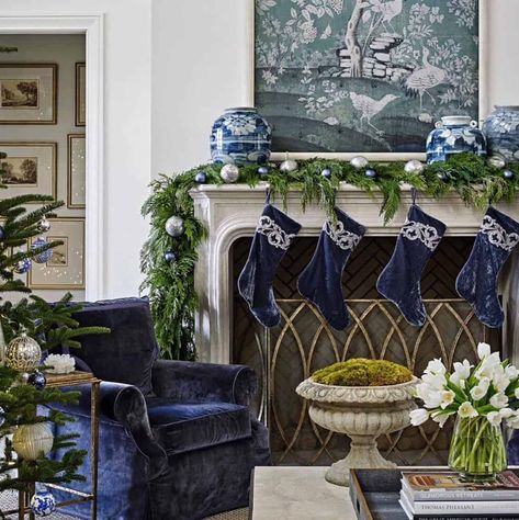 18 Of The Most Absolutely Stunning Christmas Mantel Decor Ideas White Christmas Mantle, Elegant Mantel, Chinoiserie Vases, Blue Christmas Stocking, Navy Blue Christmas, Blue And White Christmas, Chic Christmas Decor, Rustic Mantel, Mantel Design