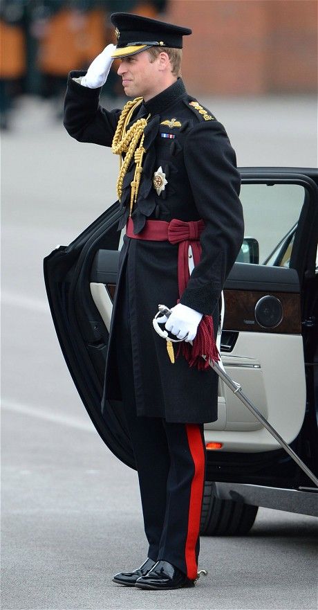 Man Suit Photo, Elizabeth Queen Of England, Prince Outfit, Irish Guards, British Prince, Army Photo, Royal Family Portrait, British Army Uniform, Prince Clothes