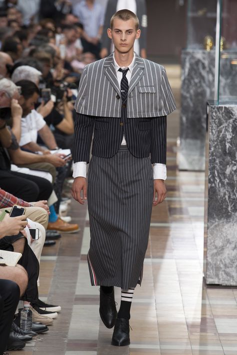 Thom Browne Spring 2018 Menswear Fashion Show Collection Thom Browne Menswear, Guys In Skirts, Men Wearing Skirts, Revival Clothing, Vogue India, Androgynous Fashion, Latest Mens Fashion, Mode Inspo, Menswear Collection