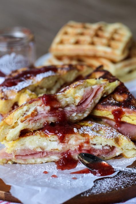 Monte Cristo Recipe, Sandwiches Healthy, Sweet Waffles, Healthy Pancake, Waffle Iron Recipes, Monte Cristo Sandwich, Panini Recipes, Waffle Maker Recipes, Waffle Sandwich