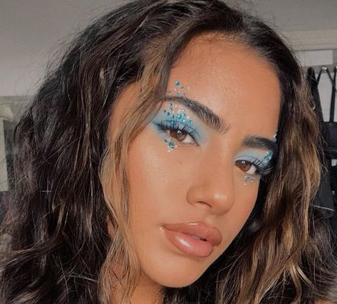 #blue #makeupoftheday #makeupart #makeupgoals #aguabluemakeup #festival Bright Blue Eyeshadow, Hair Knot Tutorial, Glitter Carnaval, Carnaval Make-up, Festival Eye Makeup, Makeup Festival, Blue Eyeshadow Looks, Braided Top Knots, Make Carnaval