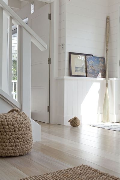 Minimal coastal decor Bungalow Classic, European White Oak Floors, Deco Marine, French Oak Flooring, White Oak Floors, Wooden Floors, Style Lounge, Hamptons Style, Floor Colors