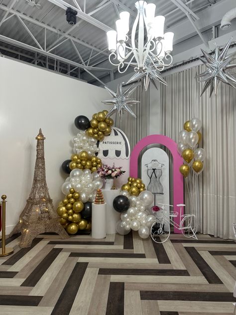 Decorations With Balloons, Paris Backdrop, French Dinner Parties, Diy Paris, Paris Themed Birthday Party, Eiffel Tower Decorations, Pearl Balloons, Great Gatsby Themed Party, Night In Paris