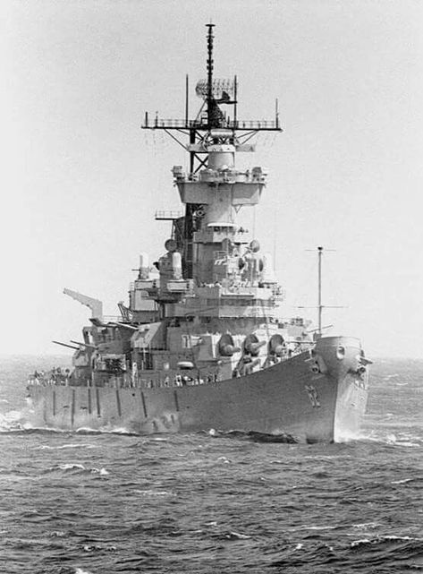 Iowa-class battleship USS New Jersey (BB-62) circa date unk. (tweeter.image) 01.2021 Uss New Jersey Bb-62, Uss New Jersey, Pearl Harbour Attack, Us Battleships, Uss Iowa, Navy Carriers, Capital Ship, Us Navy Ships, Wwii Photos