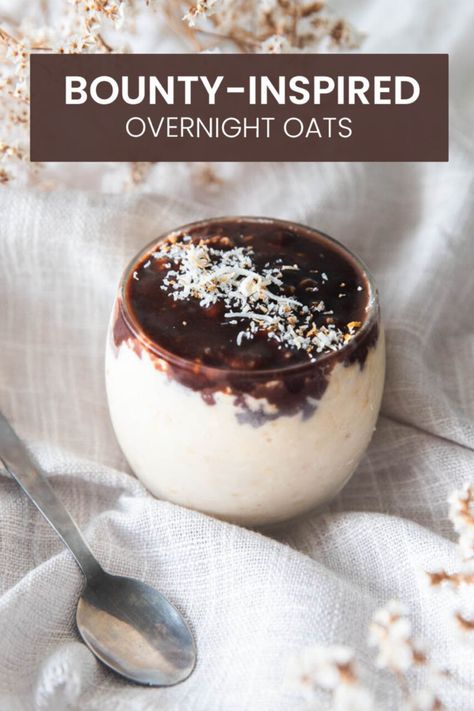 Coconut Overnight Oats, Bounty Bars, Healthy High Protein Snacks, Chocolate Overnight Oats, Vegan Overnight Oats, Protein Rich Snacks, Vegan Snack Recipes, Overnight Breakfast, Overnight Oats Recipe Healthy