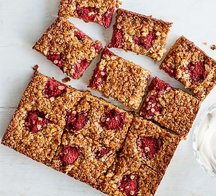 Golden Syrup Flapjacks, Blueberry Porridge, Oat Bars Healthy, Healthy Flapjack, Chocolate Flapjacks, Flapjack Recipe, Fruit And Nut Bars, Bbc Good Food, Easy Blueberry