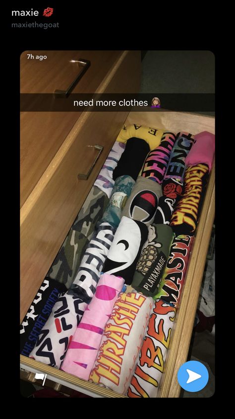 Instead of clothes in closet how about in drawers... folded Drawer Aesthetic, Clothes In Closet, Baddie Room, Folded Clothes, Closet Organizer With Drawers, Clothes Drawer, Wardrobe Organisation, Neon Room, Room Goals