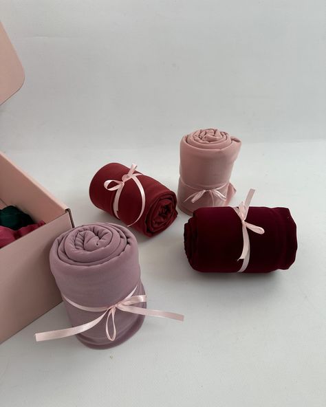 Hijab Business Name Ideas, Hijab Box Packaging, Scarf Bouquet, Photo Produk, Scarf Photography, Hijab Store, Instagram Code, Socks Gifts, Easy Photography Ideas