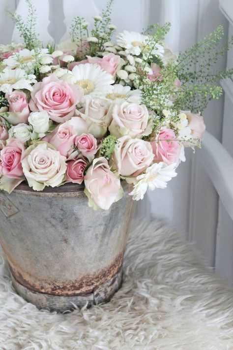 Bouquet de roses et marguerites Vibeke Design, Pale Pink Roses, Flower Bucket, Trendy Flowers, Deco Floral, Rose Cottage, Love Rose, Little Flowers, Arte Floral