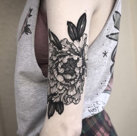 Blackwork Peony, High Noon Tattoo, Tattoo Arm Women, Black Flower Tattoo, Crisantemo Tattoo, Flower Tattoo Shoulder, Flower Tattoo Arm, Flower Tattoo Sleeve, Peonies Tattoo