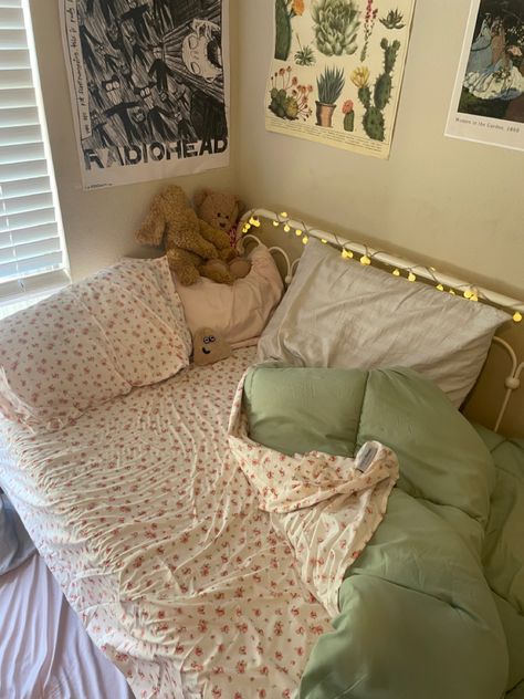 Room Inspo Twin Size Bed, Romantic Dorm Room Ideas, Dorm Room Ideas Bedding, Bedroom Ideas With Daybed, Twin Bed Rooms Ideas Aesthetic, Bedding Inspo Cozy, Aesthetic Twin Bed, Twin Bed Ideas For Small Room Aesthetic, Day Bed Aesthetic