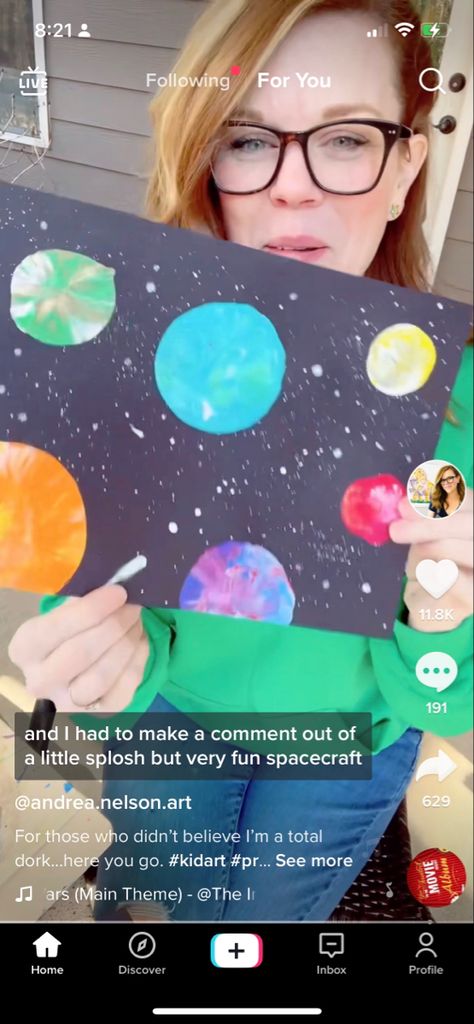 Stars on watered down white paint flicked on to paper. Use balloons to dip in switled paint. Video on TicTok Flick Painting, Balloon Planets, Ballon Painting, Painting Planets, Planets Painting, Planet Painting, Space Classroom, Classroom Science, Classroom Theme