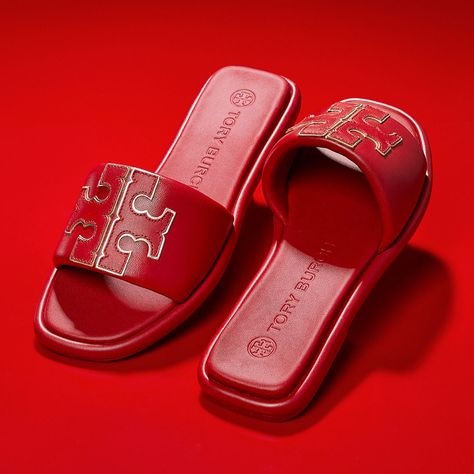 Chic comfort. Our Double T Sport Slide in soft padded leather, with a cushioned foam insole. Red Tory Burch Sandals, Tory Burch Black Sandals, Luxury Stuff, Red Slides, Cute Slides, Cream Sandals, Gold Chic, Fashion Festival, T Logo