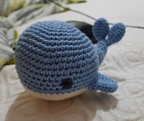 Baleia azul de crochê amigurumi! Yarn Crafts, Under The Sea, Amigurumi, Blue And White, Yarn, Sewing, Crochet, Pins, Blue