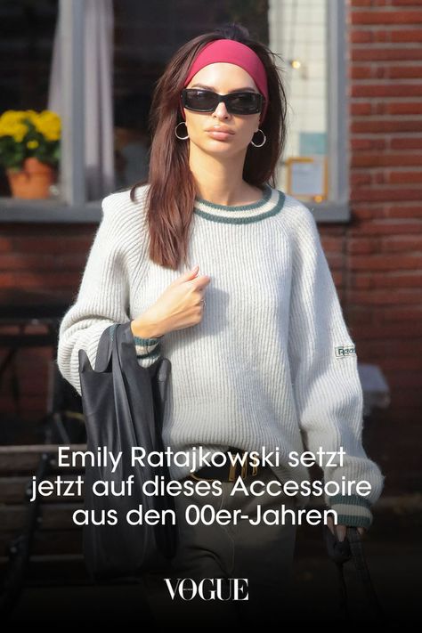 Immer mehr Trend Pieces aus den 2000er Jahren kehren zurück. Emily Ratajkowski verhilft jetzt dem Stirnband zu einem Revival – tippen Sie für mehr. vogue germany, stirnband frisuren, stirnband frisuren winter, stirnband stylen, stirnband frisuren kurze haare, emily ratajkowski style, emily ratajkowski hair (Foto: Ignat/Bauer-Griffin) Emily Ratajkowski Hair, Emily Ratajkowski Style, Vogue Germany, Emily Ratajkowski, Winter 2023, Bella Hadid, Jennifer Lopez, Germany, Vogue