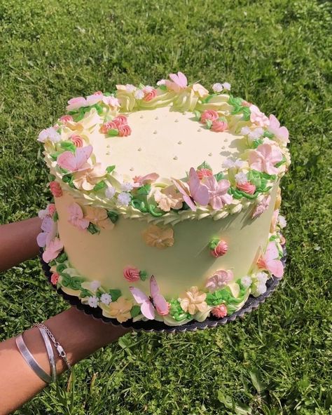 Funny Wedding Cakes, Pastry Chocolate, Vintage Birthday Cakes, Birthday Cake Decorating Ideas, Garden Cakes, Spring Cake, 18th Birthday Cake, Mini Cakes Birthday, Pretty Dessert