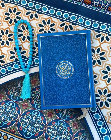 Quran Majeed Pics, Blue Quran, Quran Pics, Wallpaper Al-qur'an, All Quran, Quran Majeed, Al Qur'an Photography, Bedside Table Design, Qur'an Photography