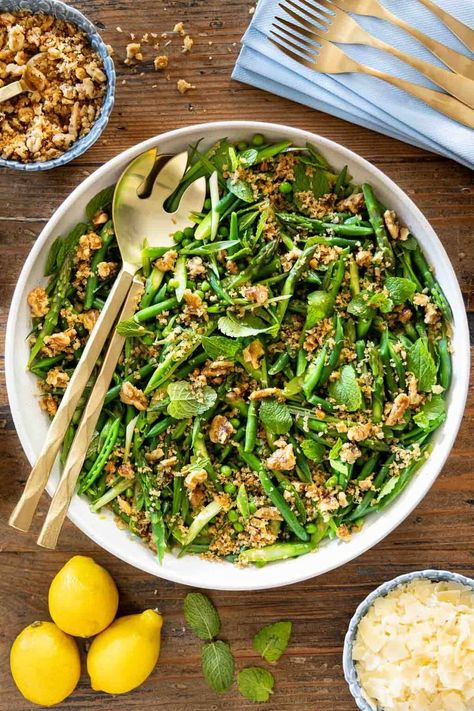 Looking for a fresh salad that's not your same-old, same-old? This delicious Green Bean Asparagus Salad has a bright lemony dressing, lots of healthy veggies and is bursting with fabulous flavor! Cafe Sucre Farine Recipes, Lemony Dressing, French Salad, Delicious Green Beans, Easy French Recipes, Easy Lemon Curd, French Green Beans, Paleo Salads, French Recipes