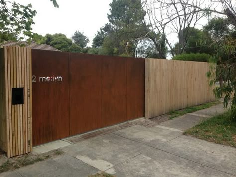 House Front Gate, Gates Driveway, Sliding Gates, Gate Designs Modern, Fence Gate Design, Main Entrance Door Design, Entrance Gates Design, Front Gate Design, Electric Gates