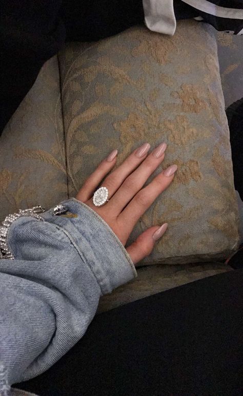 Kylie jenners ring Kylie Jenner Rings, Acrylic French Manicure, Unusual Wedding Rings, Kylie Jenner Nails, Big Wedding Rings, Bracelet Cartier, Engagement Celebration, Celebrity Engagement Rings, Wedding Nails For Bride