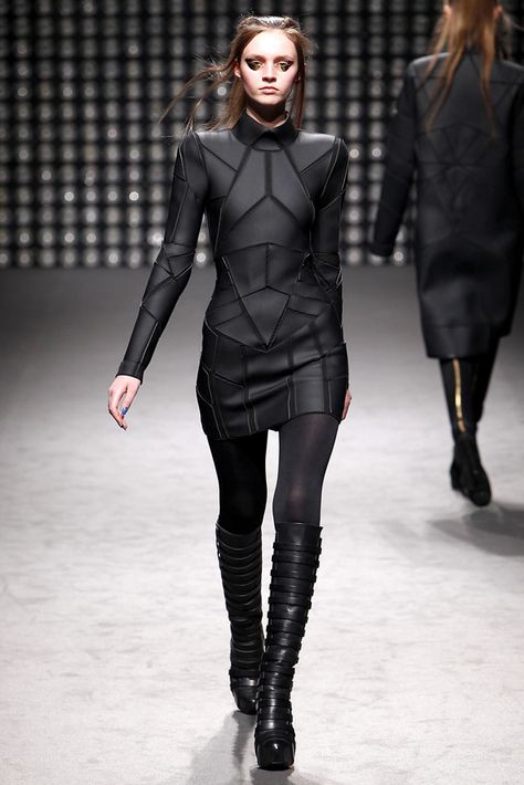 Gareth Pugh Fall Winter 2011. Exaggerated shoulder with tone-on-tone geometric lines. Moda Medieval, Mode Cyberpunk, Punk Girls, Raver Girl, Sci Fi Fashion, Black Clothes, Cyberpunk Fashion, Gareth Pugh, Futuristic Fashion