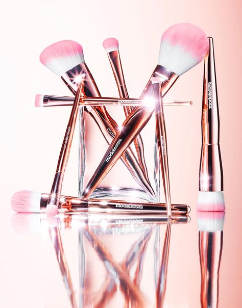 Makeup brushes Makeup Tumblr, Makeup Brushes Guide, Makeup Organization Diy, Makeup Organization Vanity, Best Makeup Brushes, Water Ice, Beauty Products Photography, How To Clean Makeup Brushes, Trendy Makeup