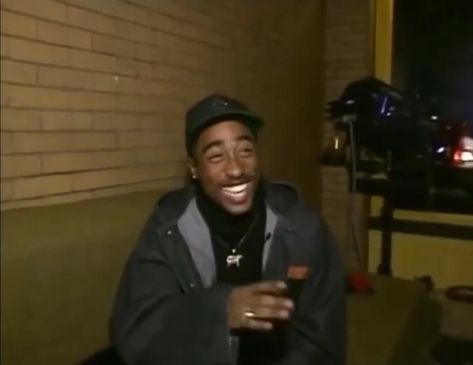 his smile is BEAUTIFUL 😩😩 [Video] | Tupac photos, Tupac pictures, Tupac smile Tupac Shakur Smiling, Tupac Smiling, 2pac Smile, Tupac Shakur Wallpaper, Tupac Smile, Tupac Albums, Tupac Videos, 2pac Shakur, Tupac Photos