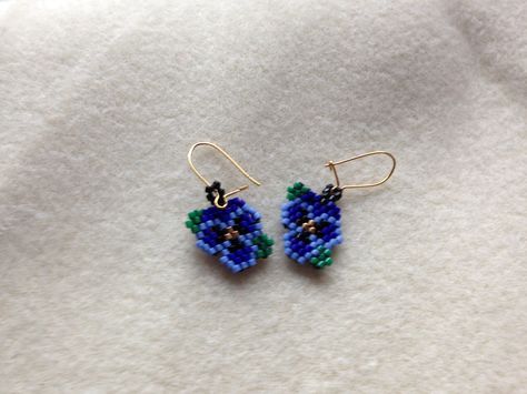 Pansy Bead Pattern, Beaded Pansy Earrings, Beaded Pansy, Pansy Earrings, Viola Flower, Seed Bead Projects, Beaded Earrings Diy, Stitch Flowers, Bead Projects