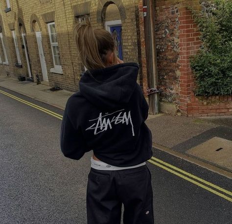 #stussy #ootd #fashion #stylish #instagram #instagood #hoodie #womensclothing #womenfashion #elegant Stussy Girl Outfits, Dickies 874 Outfit Girl, Dickies 874 Outfit, Stussy Outfit, Stussy Hoodie, Looks Pinterest, Outfit Vintage, Stockholm Fashion, Mode Inspo