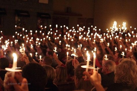 Does your Christmas story involve a Candlelight Christmas Eve Service? Floating Flower Centerpieces, Christmas Eve Candlelight Service, Diy Floating Candles, Candle Lighting Ceremony, Candlelight Service, Christmas Candle Lights, Wedding Ceremony Songs, Christmas Eve Service, Candle Lit Wedding