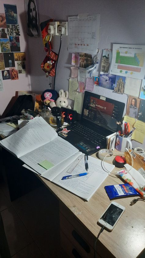 Working On A Project Aesthetic, Study Areas Ideas, School Work Aesthetic Messy, Study Board Wall Aesthetic, Grunge Study Aesthetic, Messy Student Aesthetic, Gaokao Study Motivation, Messy School Aesthetic, School Projects Aesthetic