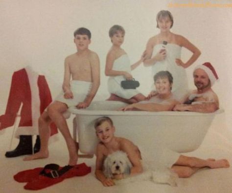 Talk about awkward holiday photos! Awkward Family Pictures, Weird Family Photos, Funny Family Photos, Awkward Pictures, Family Christmas Card Photos, Awkward Photos, Awkward Family Photos, The Creeper, Awkward Funny